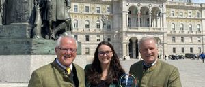 Bild enthält, Coat, Person, Photography, Portrait, Jacket, Glasses, Adult, Male, Man, Woman