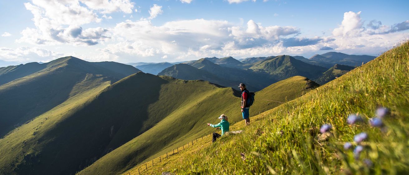 Bild enthält, Hiking, Nature, Outdoors, Slope, Grass, Landscape, Scenery, Wilderness, Grassland, Mountain Range