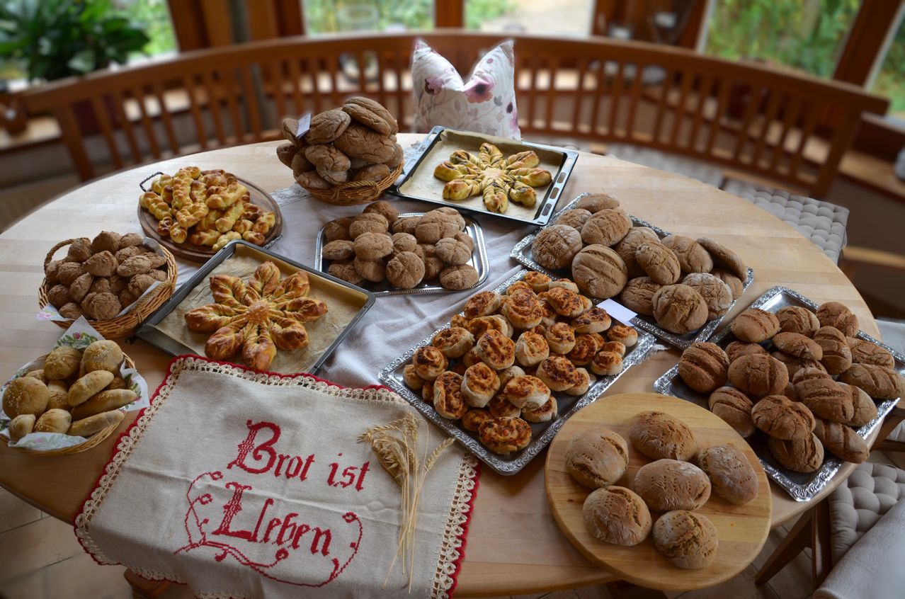 Bild enthält, Food, Meal, Cafeteria, Indoors, Restaurant, Brunch, Dining Table, Table, Bread, Food Presentation