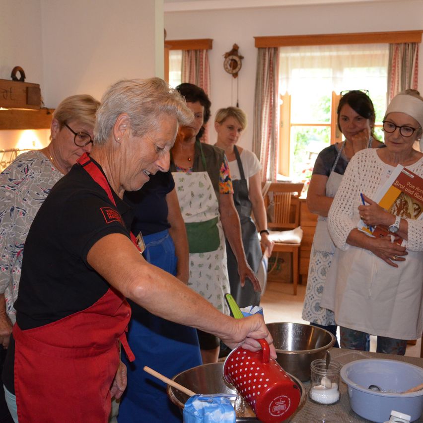 Bild enthält, Shelf, Plywood, Wood, Adult, Male, Man, Person, Female, Woman, Face