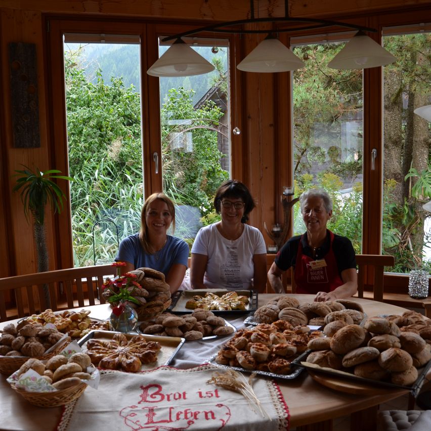 Bild enthält, Cafeteria, Restaurant, Wood, Adult, Female, Person, Woman, Meal, Dining Table, Chair