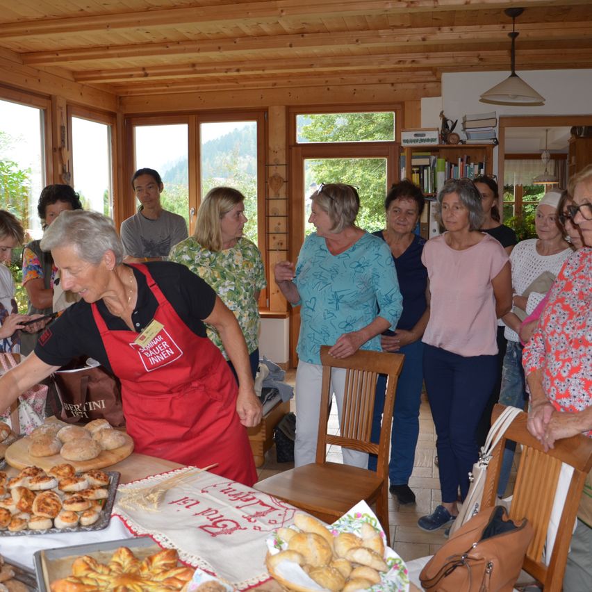 Bild enthält, Cafeteria, Restaurant, Adult, Female, Person, Woman, Meal, Wood, Male, Man