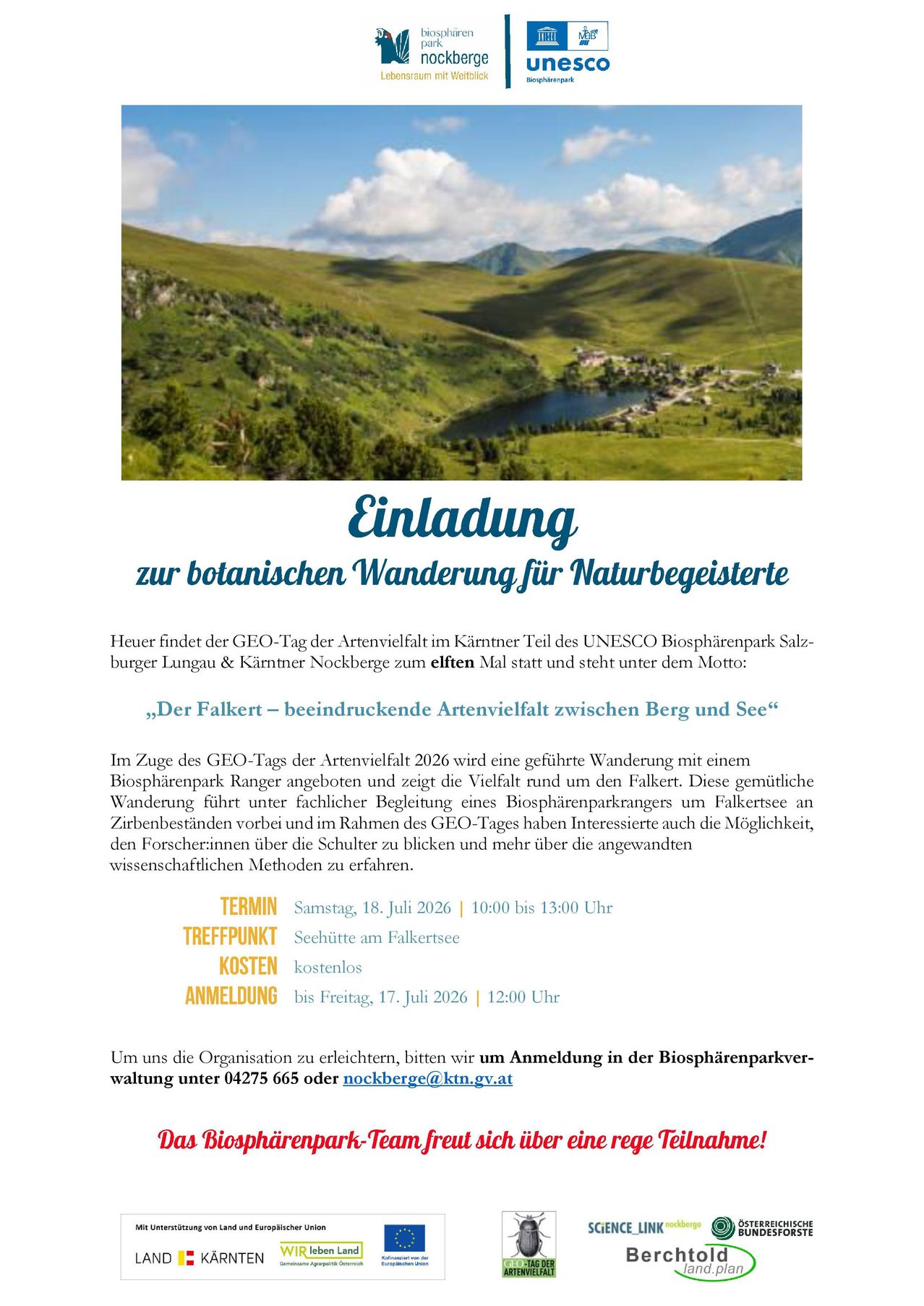 Ein Plakat für eine botanische Wanderung im Artenvialfalt-Gebiet, das eine malerische Landschaft mit Bergen, einem See und einem Dorf unter einem bewölkten Himmel zeigt. Die Veranstaltung wird vom UNESCO-Biosphärenpark Salzburger Lungau & Karntner Nockberge organisiert.