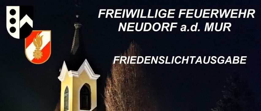 Eine Kirche bei Nacht mit einem Krippenspiel und einem Weihnachtsbaum davor. Der Text lautet 'FREIWILLIGEN FEUERWEHR NEUDORF a.d. MUR FRIEDENSLICHTAUSGABE'.