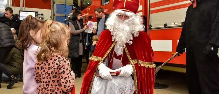 Bild enthält, Festival, Child, Female, Girl, Person, Christmas, Adult, Bride, Woman, Man
