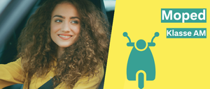 Eine Frau mit lockigem Haar und einer gelben Jacke lächelt im Auto sitzend neben einer Illustration eines Mopeds. Der Text 'Moped Klasse AM' erscheint auf einem gelben Hintergrund.