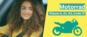 Eine lächelnde Frau in einer gelben Jacke sitzt in einem Auto mit gelbem Hintergrund und einem Motorrad-Symbol, der Text lautet 'Motorrad Klasse A, A1, A2, Code 11'.