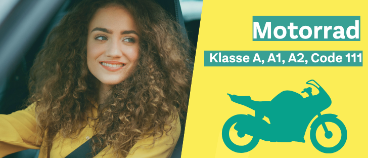 Eine lächelnde Frau in einer gelben Jacke sitzt in einem Auto mit gelbem Hintergrund und einem Motorrad-Symbol, der Text lautet 'Motorrad Klasse A, A1, A2, Code 11'.