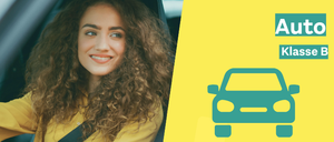 Eine lächelnde Frau mit lockigem Haar sitzt in einem Auto, trägt eine gelbe Jacke und einen Sicherheitsgurt. Das Auto ist grün und der Hintergrund ist gelb mit den Worten 'Auto Klasse'.
