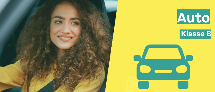 Eine lächelnde Frau mit lockigem Haar sitzt in einem Auto, trägt eine gelbe Jacke und einen Sicherheitsgurt. Das Auto ist grün und der Hintergrund ist gelb mit den Worten 'Auto Klasse'.