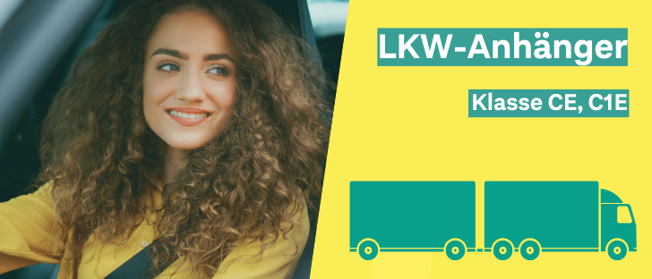 Eine lächelnde Frau mit lockigem Haar fährt ein Auto mit einem Anhänger, der LKW-Anhänger, Klasse CE, C1, beschriftet ist.