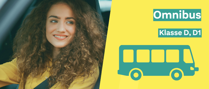 Eine lächelnde Frau mit lockigem Haar sitzt in einem Auto. Eine Werbung für einen Bus der Klasse D erscheint auf dem gelben Hintergrund.