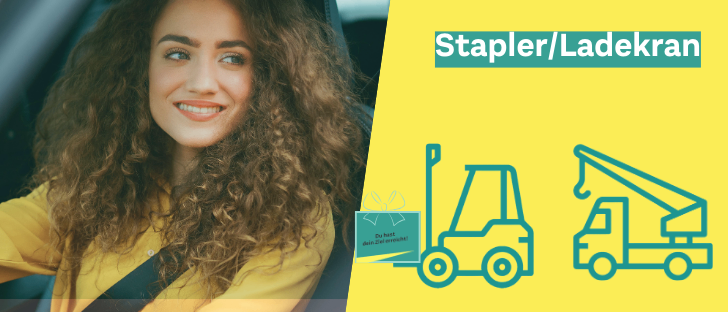 Eine lächelnde Frau mit lockigem Haar in einem gelben Hemd sitzt in einem Auto. Neben ihr ist ein gelbes Plakat mit Bildern eines Gabelstaplers und eines Lastwagens und der Text 'Stapler/Ladekran'.