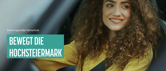 Eine Frau mit lockigem Haar, die ein gelbes Shirt trägt, lächelt, während sie in einem Auto sitzt, wobei das Wort 'E' und 'RMARK' auf einem grünen Hintergrund angezeigt wird.