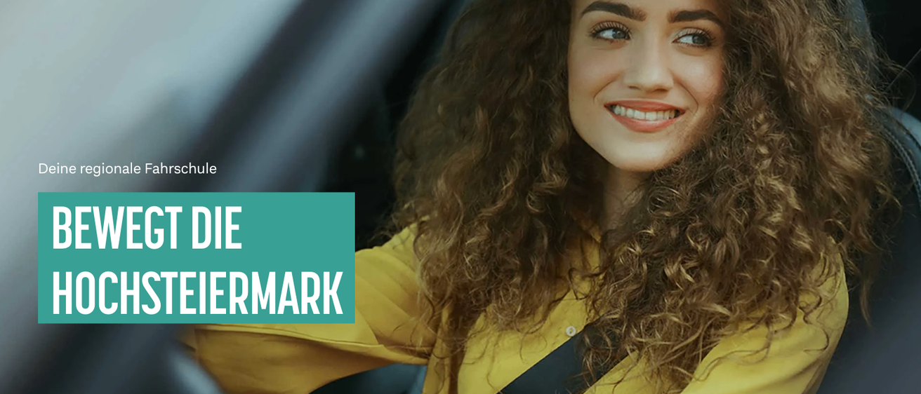 Eine Frau mit lockigem Haar, die ein gelbes Shirt trägt, lächelt, während sie in einem Auto sitzt, wobei das Wort 'E' und 'RMARK' auf einem grünen Hintergrund angezeigt wird.