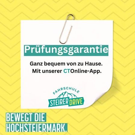 Ein weißes Papier mit einer angehefteten Büroklammer, das eine Online-Testgarantie bewirbt, ist an einem gelben Chevron-Hintergrund befestigt. Der Text lautet 'Pruefungsgarantie' und betont die Bequemlichkeit der Nutzung einer CTOnline-App. Das Logo lautet 'Fahrschule Steifer Drive'. Der Satz 'Bewegt die Hochsteiermark' befindet sich unten.