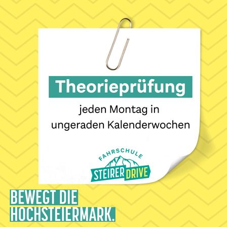 Ein weißes Papier mit grünem Rand ist mit einer Büroklammer befestigt. Es steht Theorieprufung jeden Montag in ungeraden Kalenderwochen und hat das Logo von Fahrschule Steyrer Drive. Darunter steht bewegt die hochsteiermark.