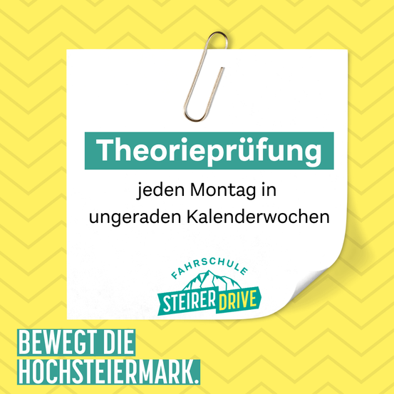 Ein weißes Papier mit grünem Rand ist mit einer Büroklammer befestigt. Es steht Theorieprufung jeden Montag in ungeraden Kalenderwochen und hat das Logo von Fahrschule Steyrer Drive. Darunter steht bewegt die hochsteiermark.