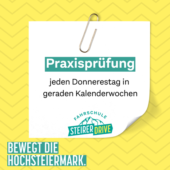 Poster mit gelbem Rautenmuster-Hintergrund. Es zeigt den Text: Praxisprufung, jeden Donnerstag in geraden Kalenderwochen. Unten ist ein Logo für Fahrschule Stierer Drive. Unten steht: Bewegt die Hochsteiermark.