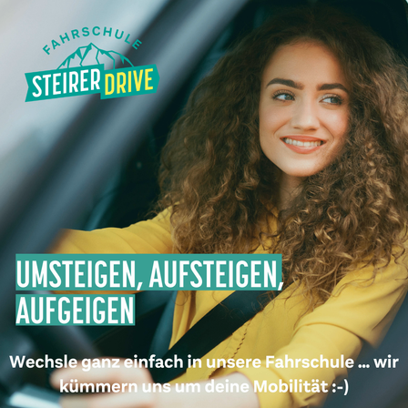 Eine lächelnde Frau sitzt in einem Auto mit angelegtem Sicherheitsgurt. Der Text sagt 'Wechsle ganz einfach in unsere Fahrschule... wir kümmern uns um deine Mobilität'. Der Markenname lautet 'Steirer Drive'.