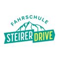 Das Logo der Fahrschule Steirer Drive zeigt einen Berg mit einem grünen Banner darunter. Der Text 'FAHRSCHULE STEIRER DRIVE' ist in Grün und Gelb geschrieben.