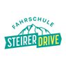 Das Logo der Fahrschule Steirer Drive zeigt einen Berg mit einem grünen Banner darunter. Der Text 'FAHRSCHULE STEIRER DRIVE' ist in Grün und Gelb geschrieben.