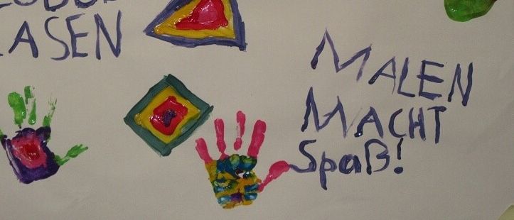 Bild enthält, Flower, Plant, Rose, Birthday Cake, Cream, Dessert, Food, Head, Person, Text