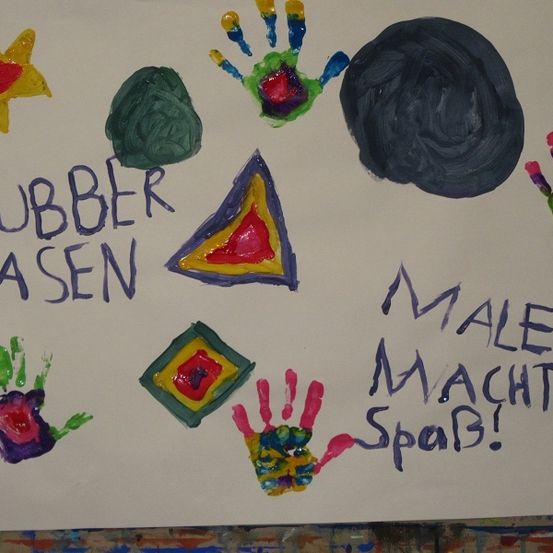 Bild enthält, Plant, Rose, Cream, Food, Icing, Birthday Cake, Toy, Head, Text, People