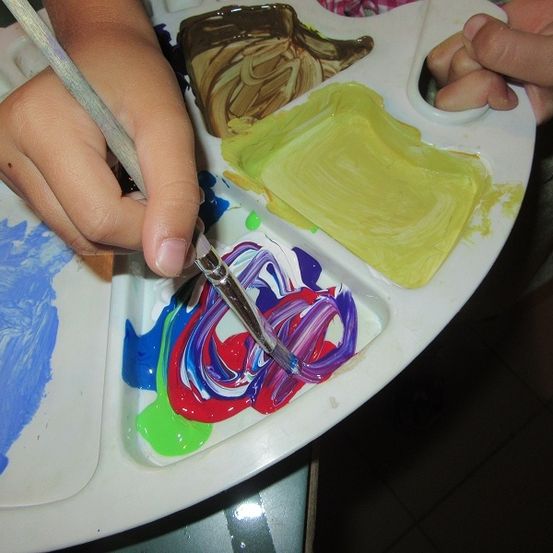 Bild enthält, Paint Container, Dessert, Food, Icing, Brush, Device, Tool, Palette, Baby, Person