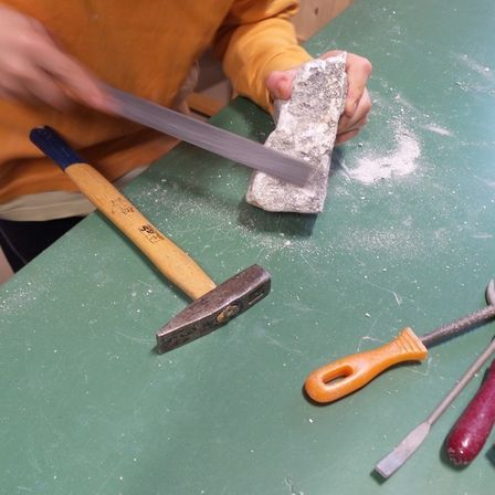 Bild enthält, Device, Hammer, Tool, Person