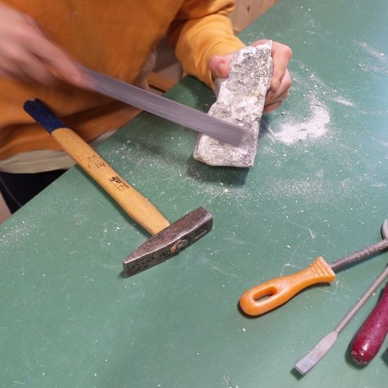 Bild enthält, Device, Hammer, Tool, Person