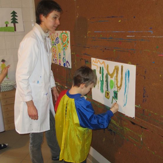 Bild enthält, Clothing, Coat, Person, Boy, Child, Male, Footwear, Shoe, Face, Head