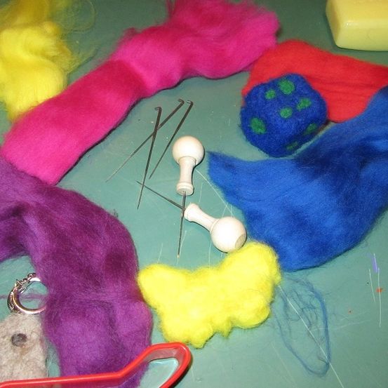 Bild enthält, Animal, Canine, Dog, Mammal, Pet, Purple, Device, Screwdriver, Tool