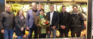 Bild enthält, Coat, Jacket, People, Person, Flower Arrangement, Flower Bouquet, Blazer, Adult, Female, Woman