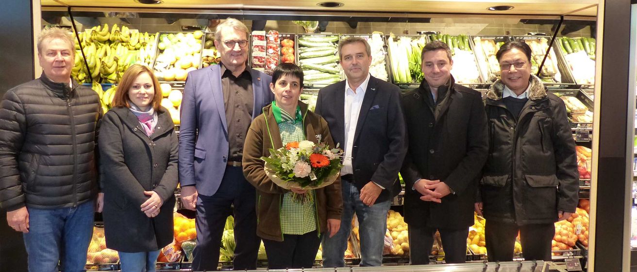 Bild enthält, Coat, Jacket, People, Person, Flower Arrangement, Flower Bouquet, Blazer, Adult, Female, Woman