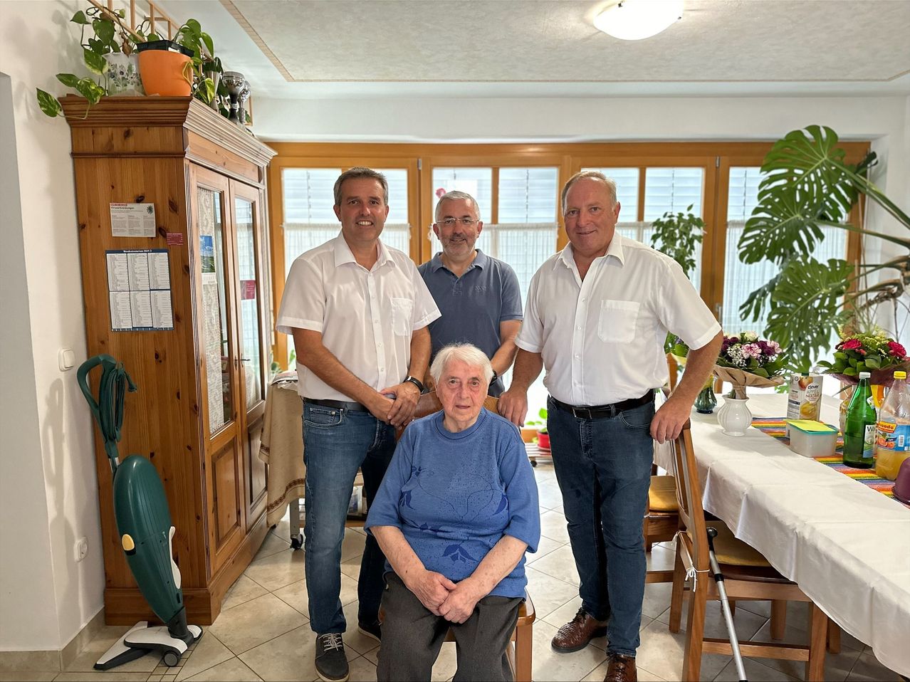 Bild enthält, Potted Plant, Pants, Dining Room, Dining Table, People, Person, Portrait, Adult, Male, Man