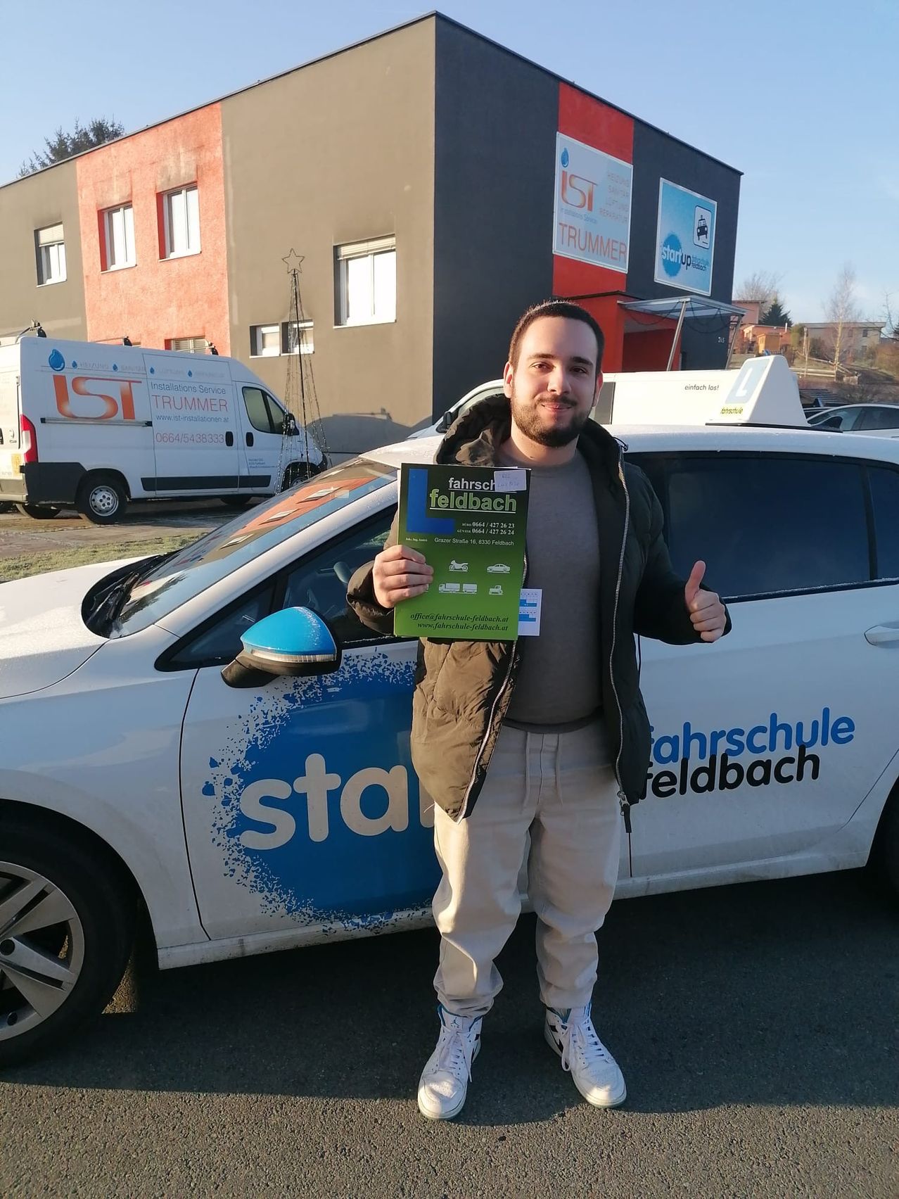 Bild enthält, Advertisement, Poster, Adult, Male, Man, Person, Text, Moving Van, Id Cards, Driving License