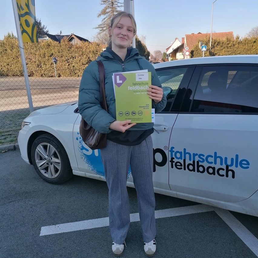 Bild enthält, Advertisement, Person, Standing, Poster, Hoodie, Sweater, Sweatshirt, Machine, Wheel, Text