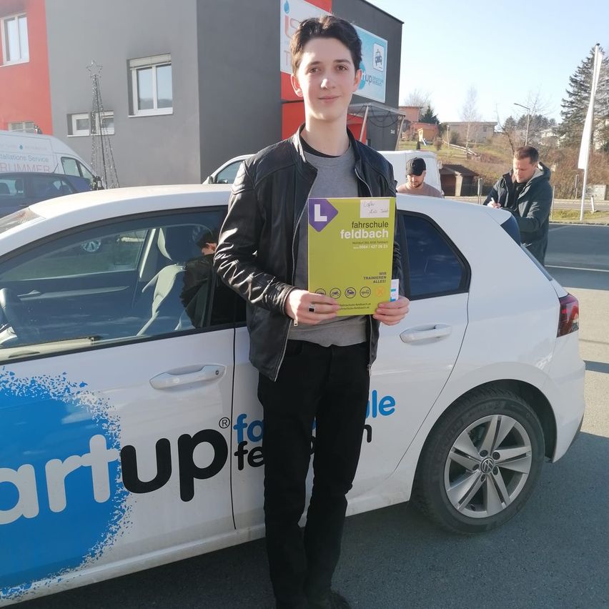 Bild enthält, Adult, Male, Man, Person, Advertisement, Standing, Machine, Wheel, Text