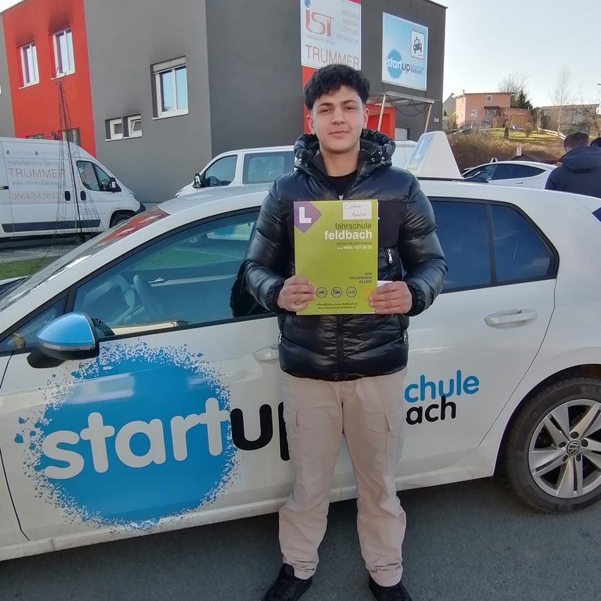 Bild enthält, Adult, Male, Man, Person, Advertisement, Standing, Poster, Text, Moving Van, Vehicle