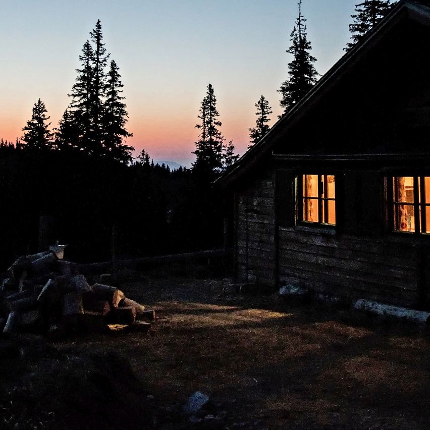 Bild enthält, Outdoors, Shelter, Tree, Fir, Countryside, Hut, Nature, Housing, House, Cabin