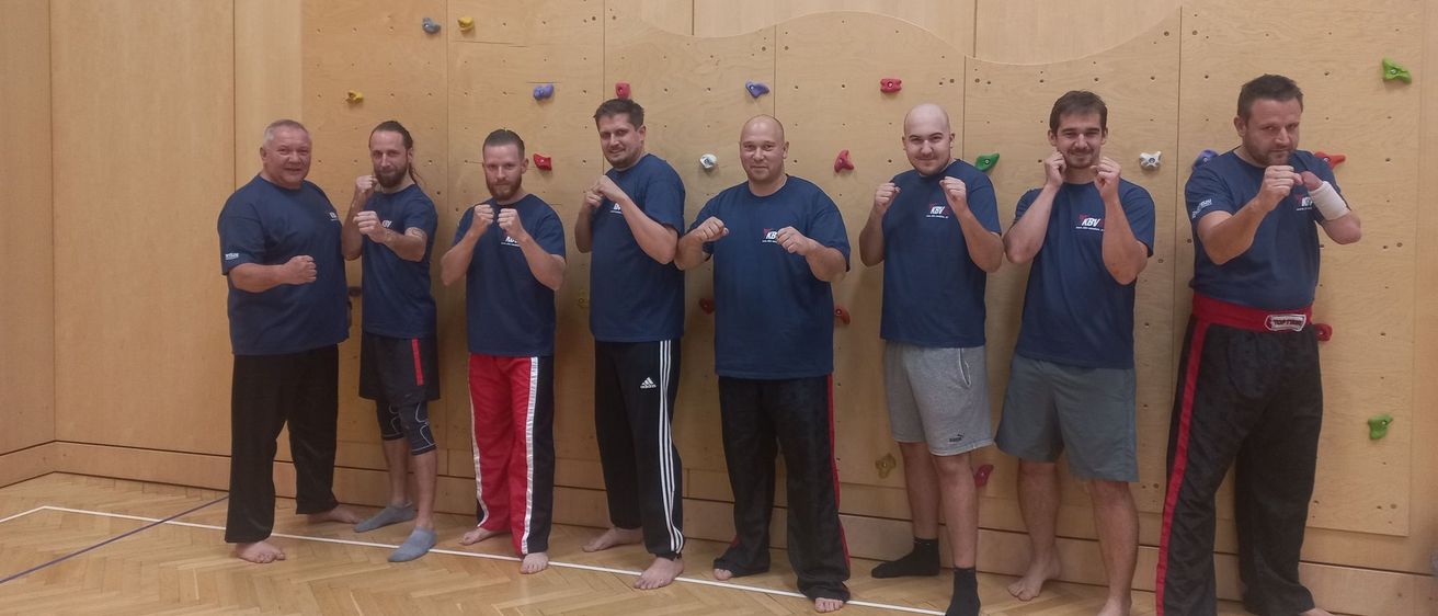 Bild enthält, People, Person, Floor, Flooring, T-Shirt, Interior Design, Pants, Wood, Adult, Man