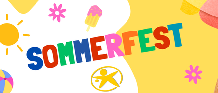 Ein farbenfrohes Plakat bewirbt ein Sommerfest. Es zeigt einen Eispop, Blumen und ein Logo mit einem gelben Stern auf einem weißen Kreis.