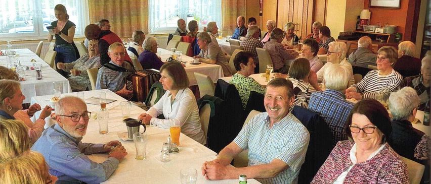 Bild enthält, Adult, Female, Person, Woman, People, Indoors, Male, Man, Restaurant, Fun