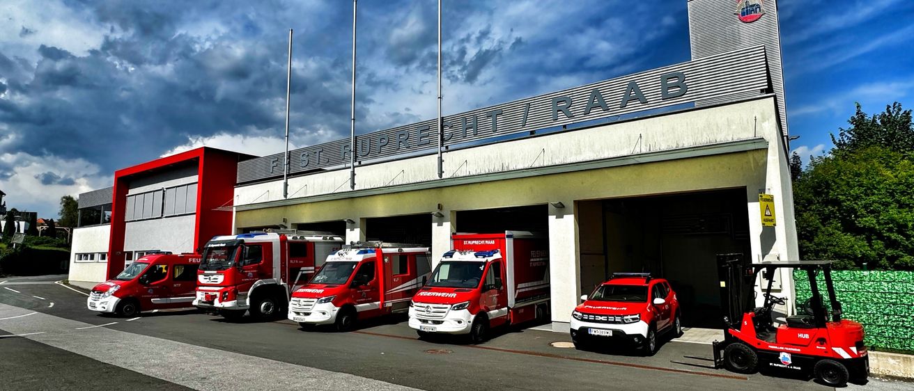 Bild enthält, Car, Transportation, Vehicle, Fire Station, Fire Truck, Truck, Machine, Wheel, Lawn Mower, Tool