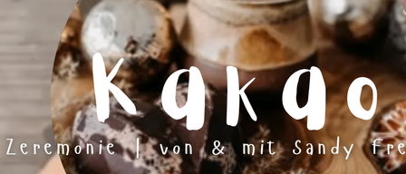 Ein Plakat für eine Kakaozeremonie von Sandy Free Spirit am 5.12.2025 um 18:00 in Poysdorf. Es beinhaltet eine Kakaozeremonie, eine Runde des Loslassens und Vorbereitung auf die Rauchnächte. Die Kosten betragen 45 Euro, 35 Euro für Vereinsmitglieder.