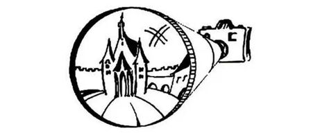 Eine Schwarz-Weiß-Zeichnung zeigt ein Schloss mit Türmen, umgeben von einer Mauer und einem kirchenähnlichen Gebäude. Auf der rechten Seite befindet sich ein Kameraobjektiv.