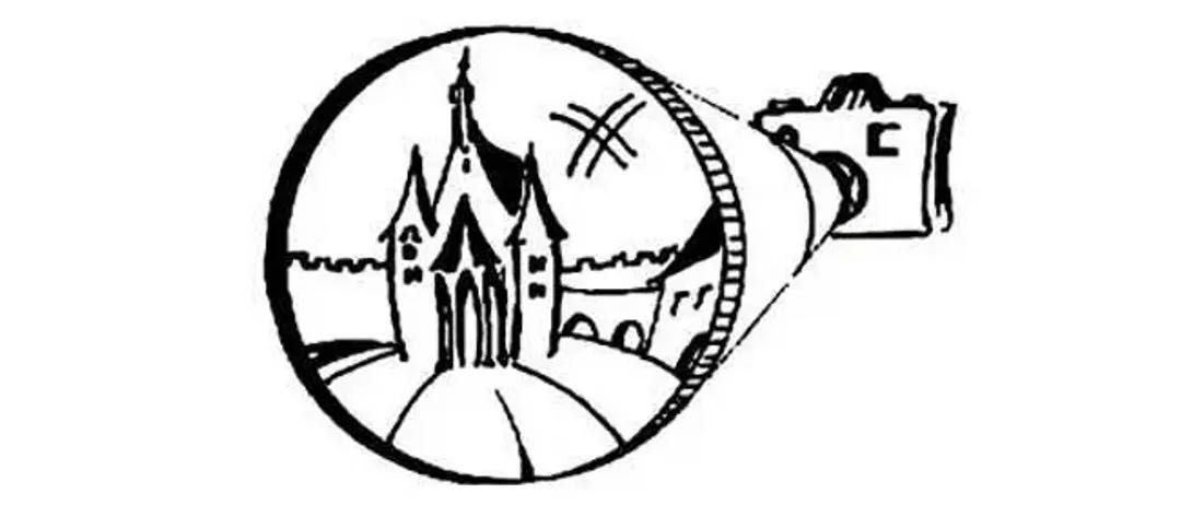 Eine stilisierte Illustration zeigt ein kirchenähnliches Gebäude mit Turm und Kreuz. Ein Kameraobjektiv und ein Filmstreifen sind in der Nähe positioniert.