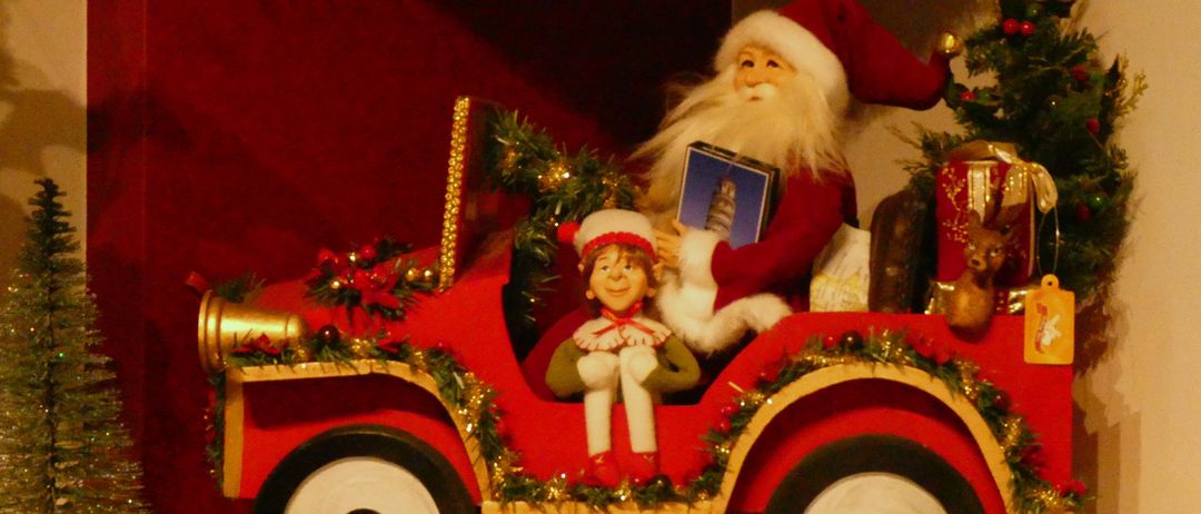 Bild enthält, Wheel, Baby, Person, Face, Head, Car, Tree, Festival, Christmas, Christmas Decorations