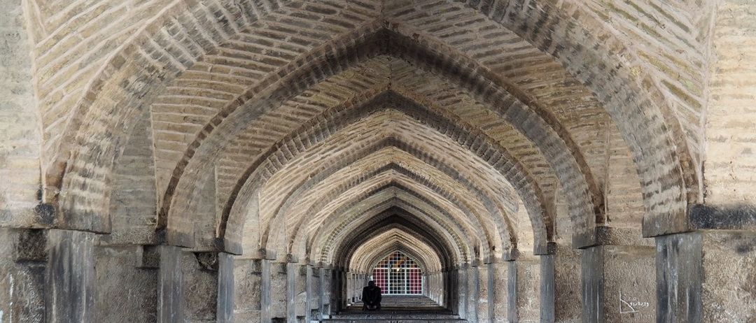 Bild enthält, Architecture, Building, Corridor, Indoors, Crypt, Person, Arch, Gothic Arch
